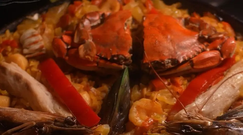 Arroz Navegante en paellera con jaibas, langostinos y pimentón