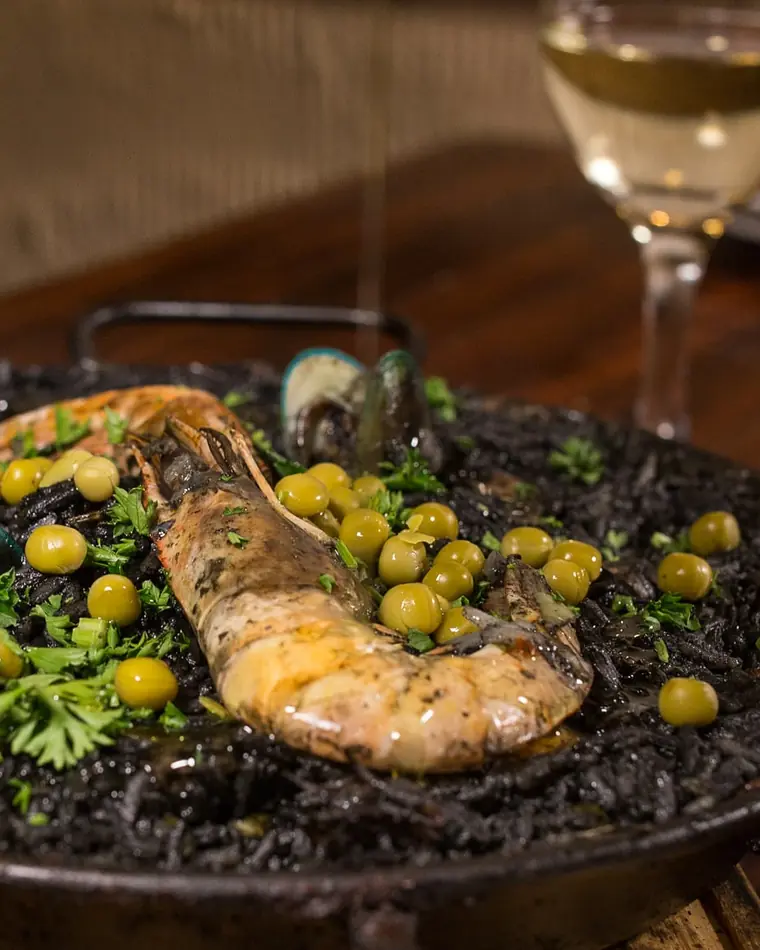 Arroz negro en tinta de calamar con langostino