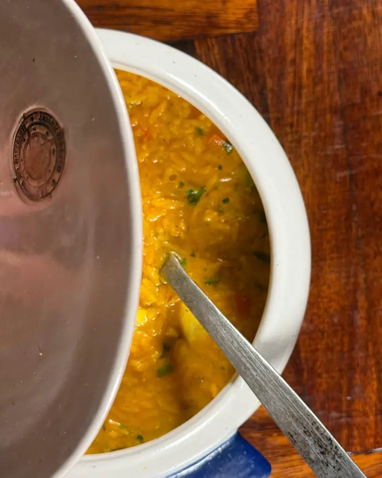 Asopado de mariscos servido en olla