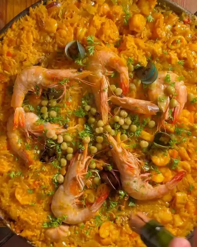 Paella con langostinos y guisantes